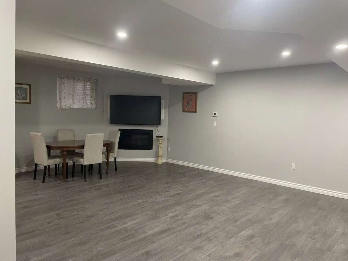 Spacious bungalow with finished in-law suite