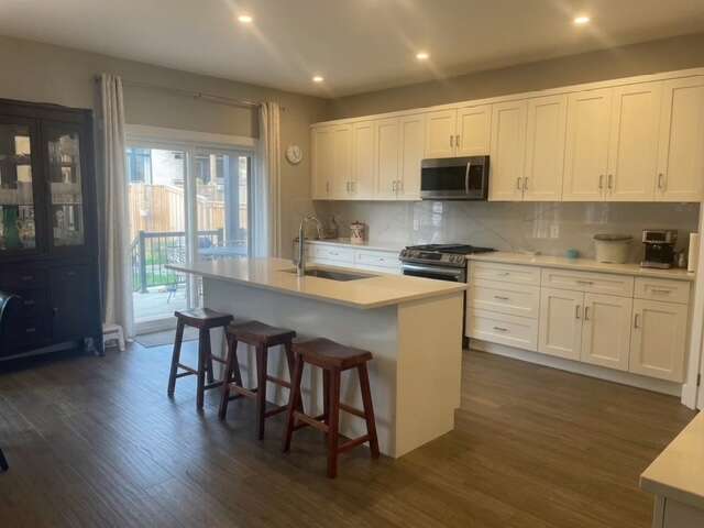 Spacious bungalow with finished in-law suite
