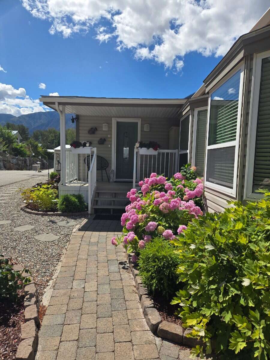 2 Beds, 1 Bath - River and mountain views
