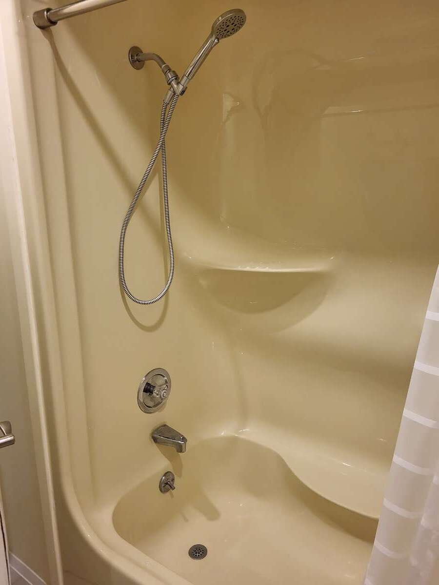 Main Bathroom tub/shower