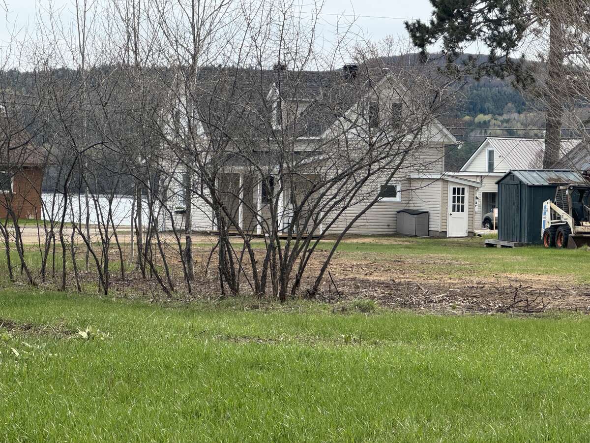 Lakeview Home on 1 acre in town