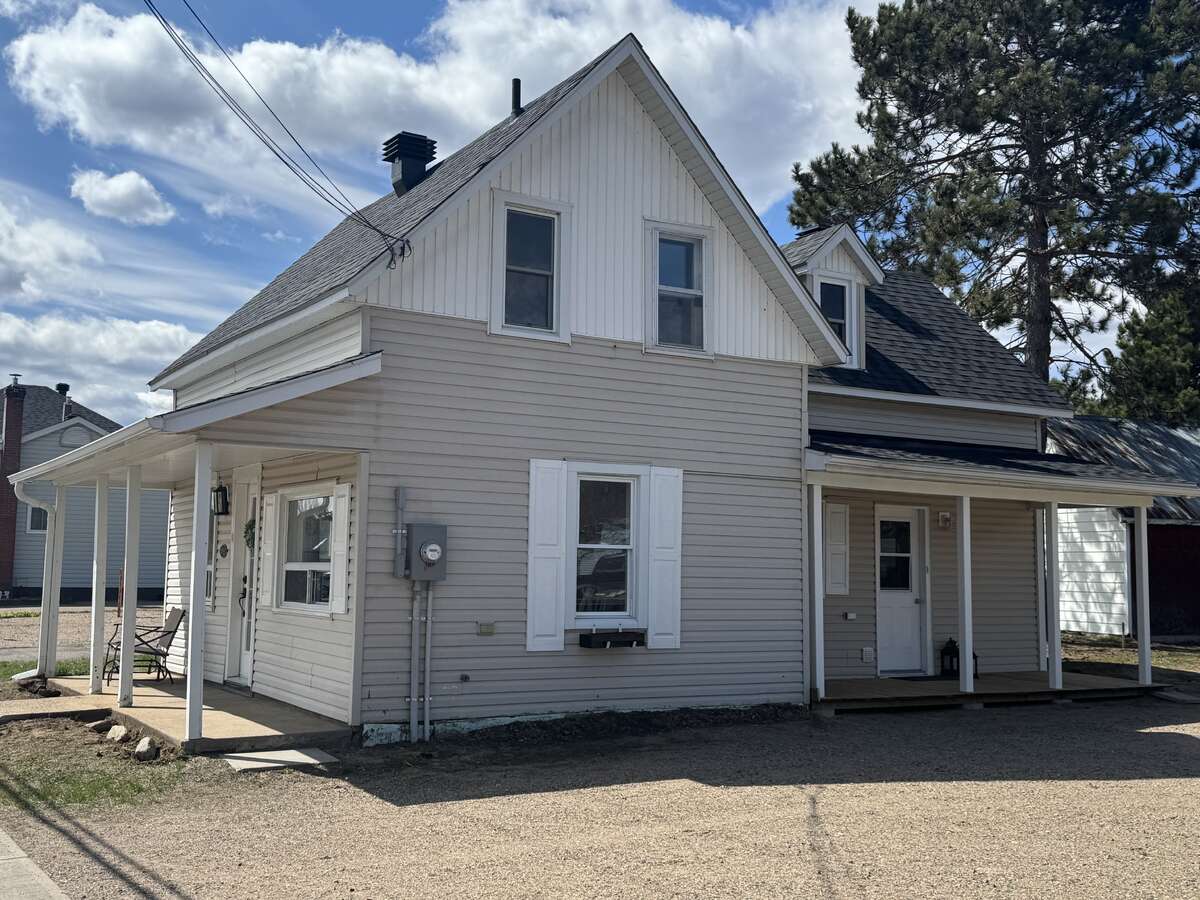 Lakeview Home on 1 acre in town