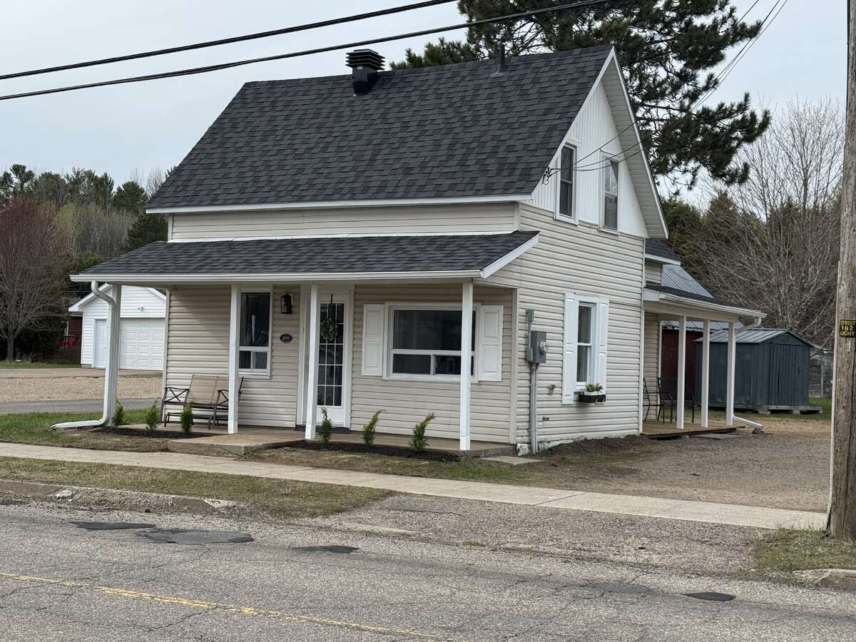 Lakeview Home on 1 acre in town