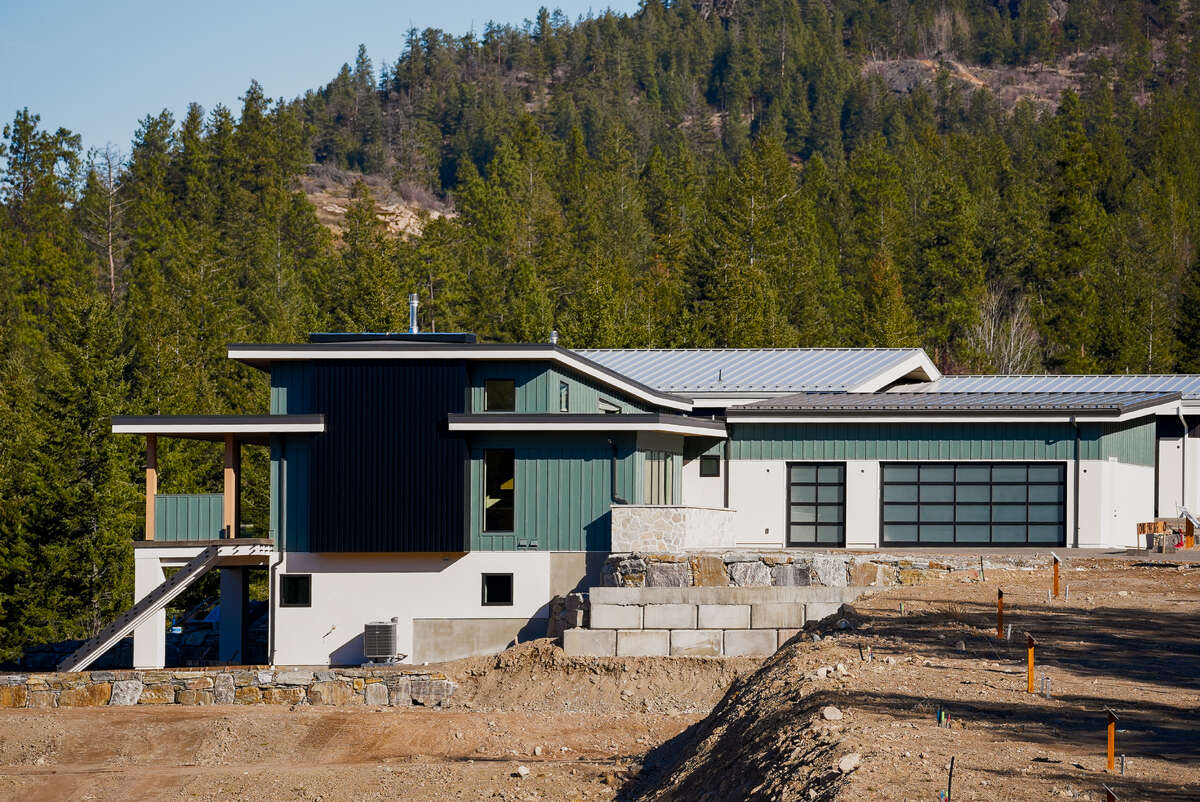 House / Detached House / Golf Course View For Sale in Vernon, British Columbia - 3 bdrm, 2.5 bath (862 Predator Ridge Drive)