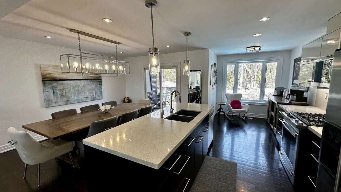 Professionally Painted,Chantilly Lace (4 coats!)/ Pot Lights Throughout!