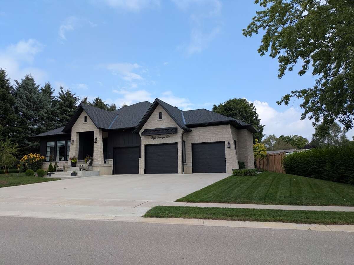 Bright, modern design, 3 bedroom bungalow 