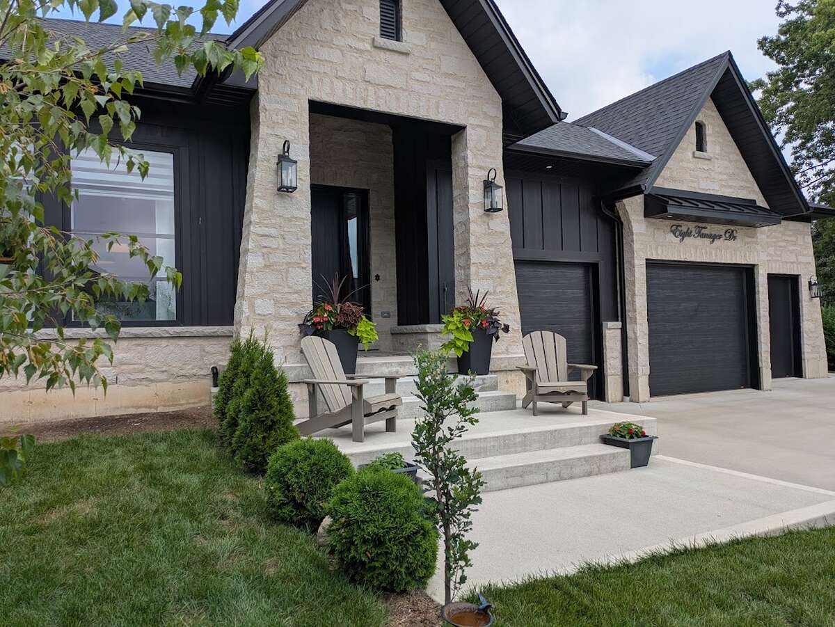 8 TANAGER DR