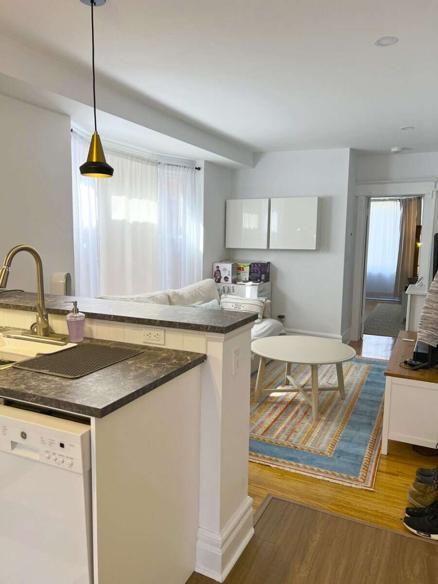 Warm, & bright 2nd floor suite in the famous Greek