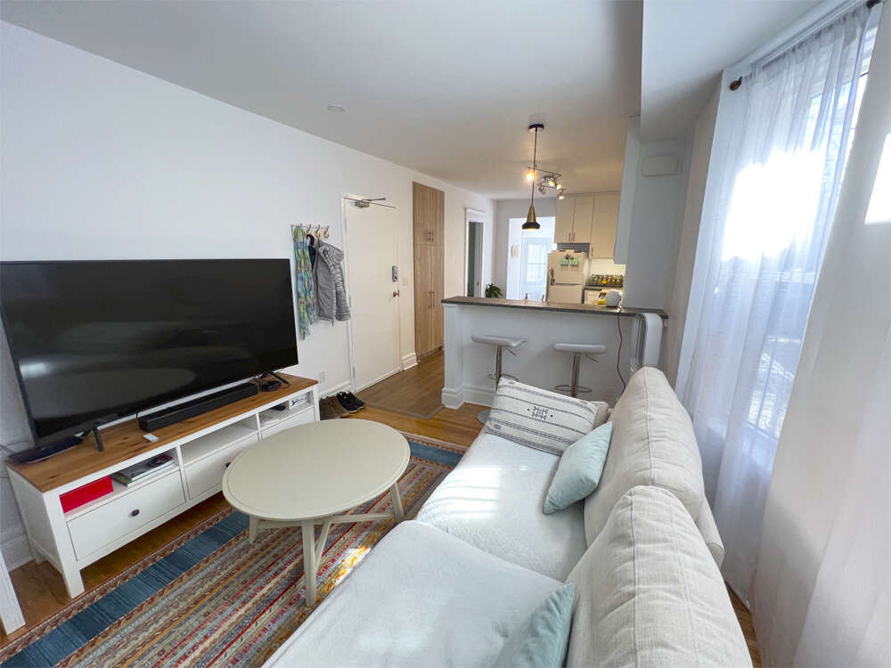 Warm, & bright 2nd floor suite in the famous Greek
