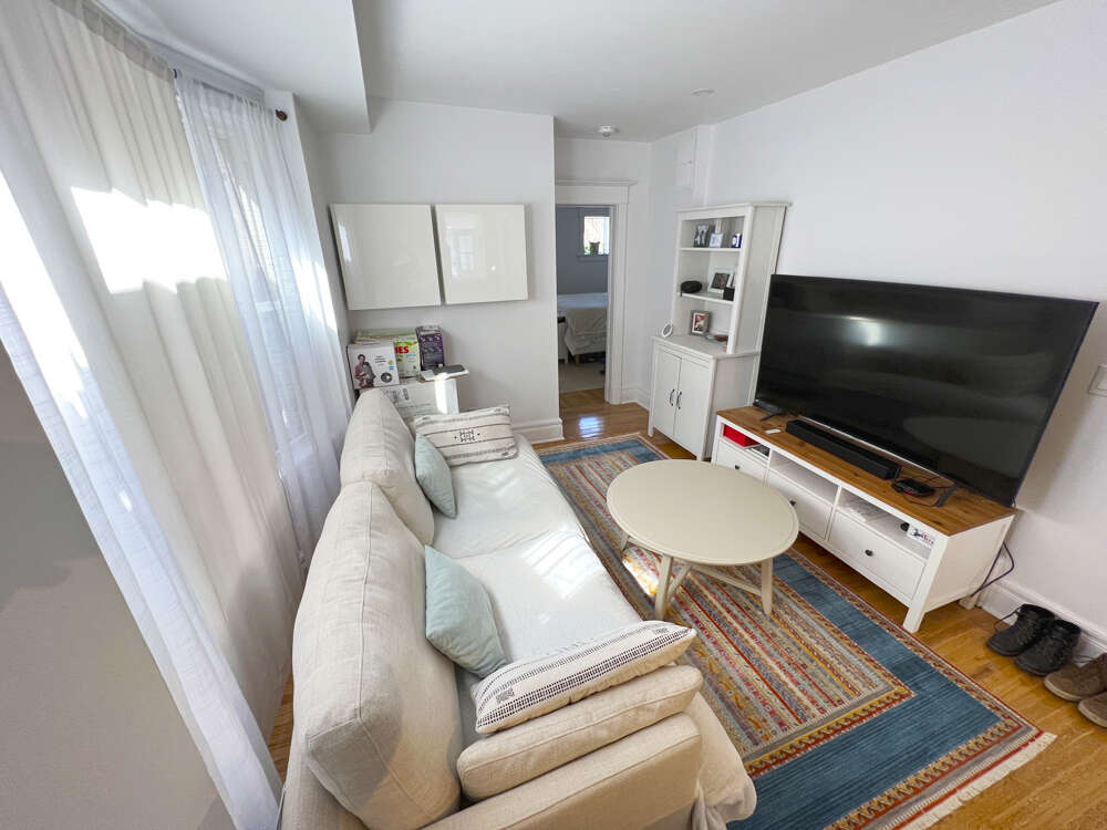 Warm, & bright 2nd floor suite in the famous Greek