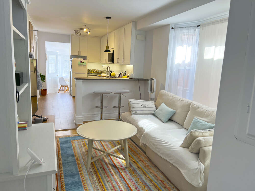 Warm, & bright 2nd floor suite in the famous Greek
