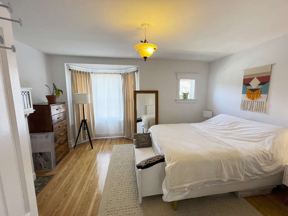 Warm, & bright 2nd floor suite in the famous Greek