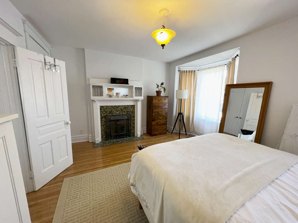 Warm, & bright 2nd floor suite in the famous Greek