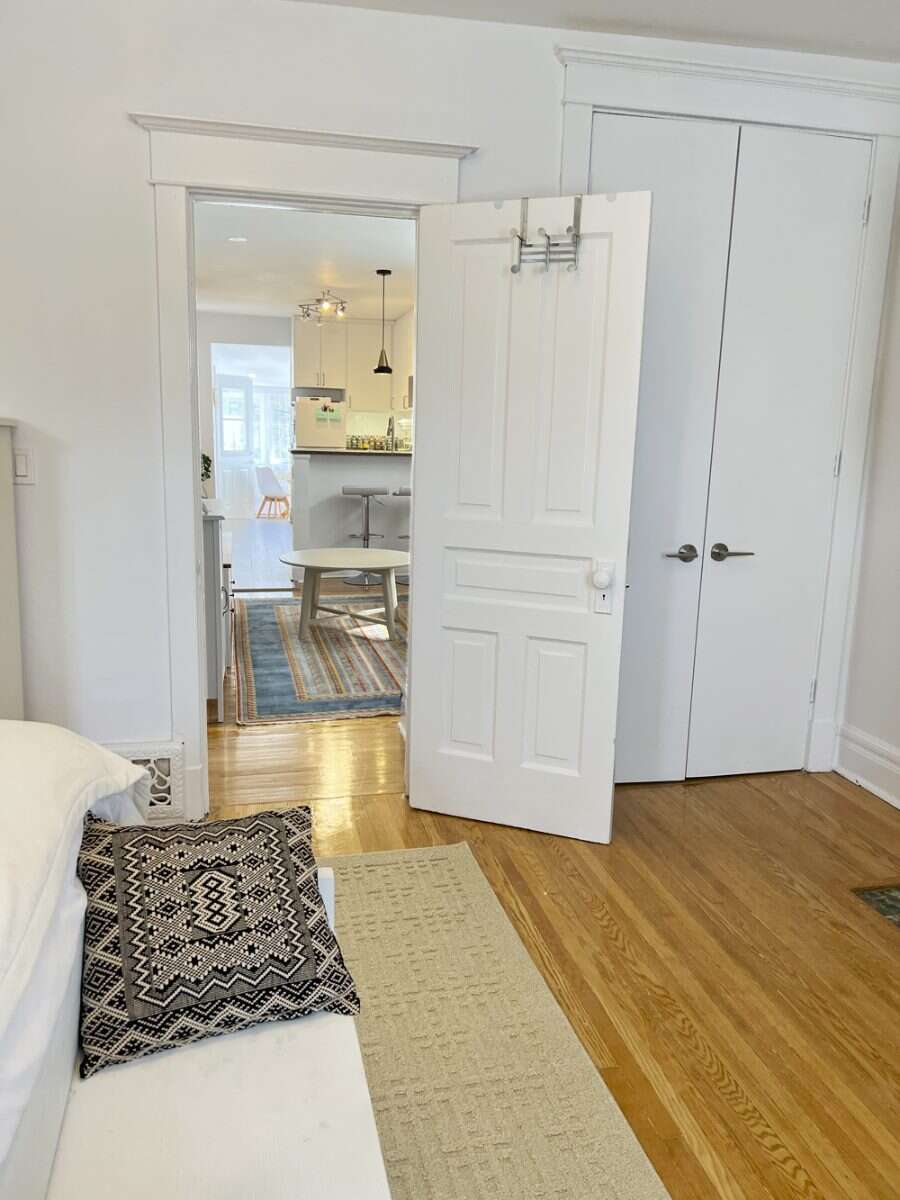 Warm, & bright 2nd floor suite in the famous Greek