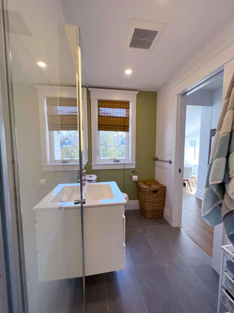 Warm, & bright 2nd floor suite in the famous Greek