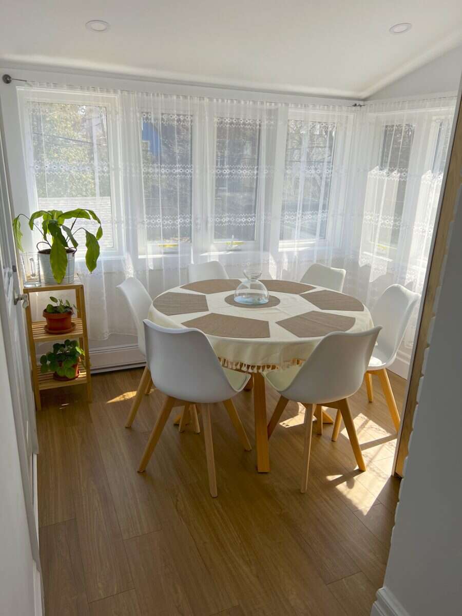 Warm, & bright 2nd floor suite in the famous Greek