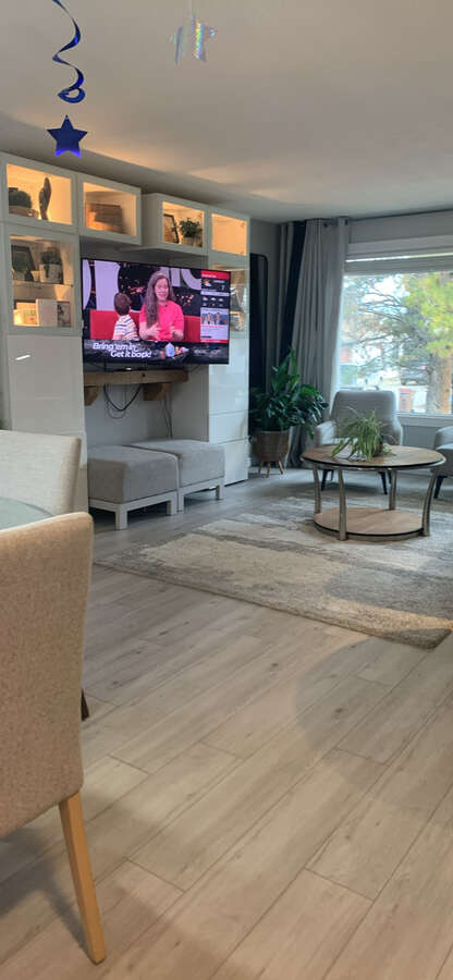 Entertainmentunit on left side of living room