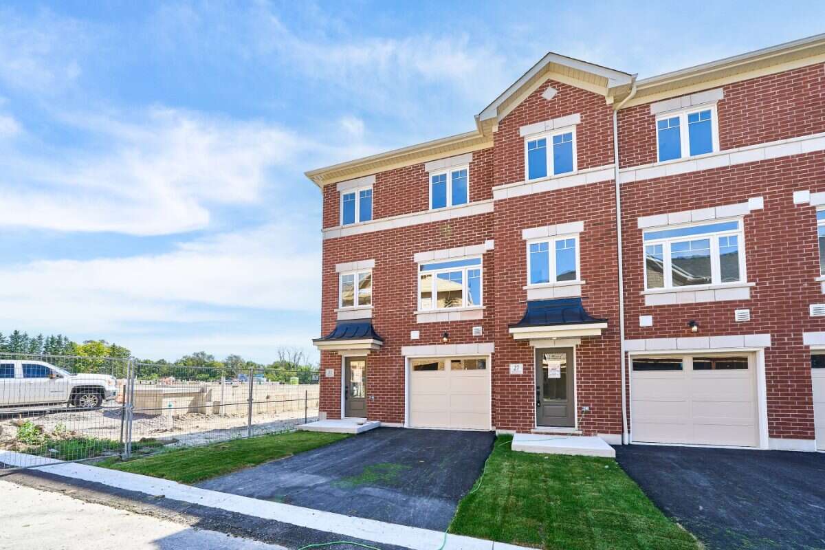 Move-In Ready 3-Bedroom End Unit in Newcastle