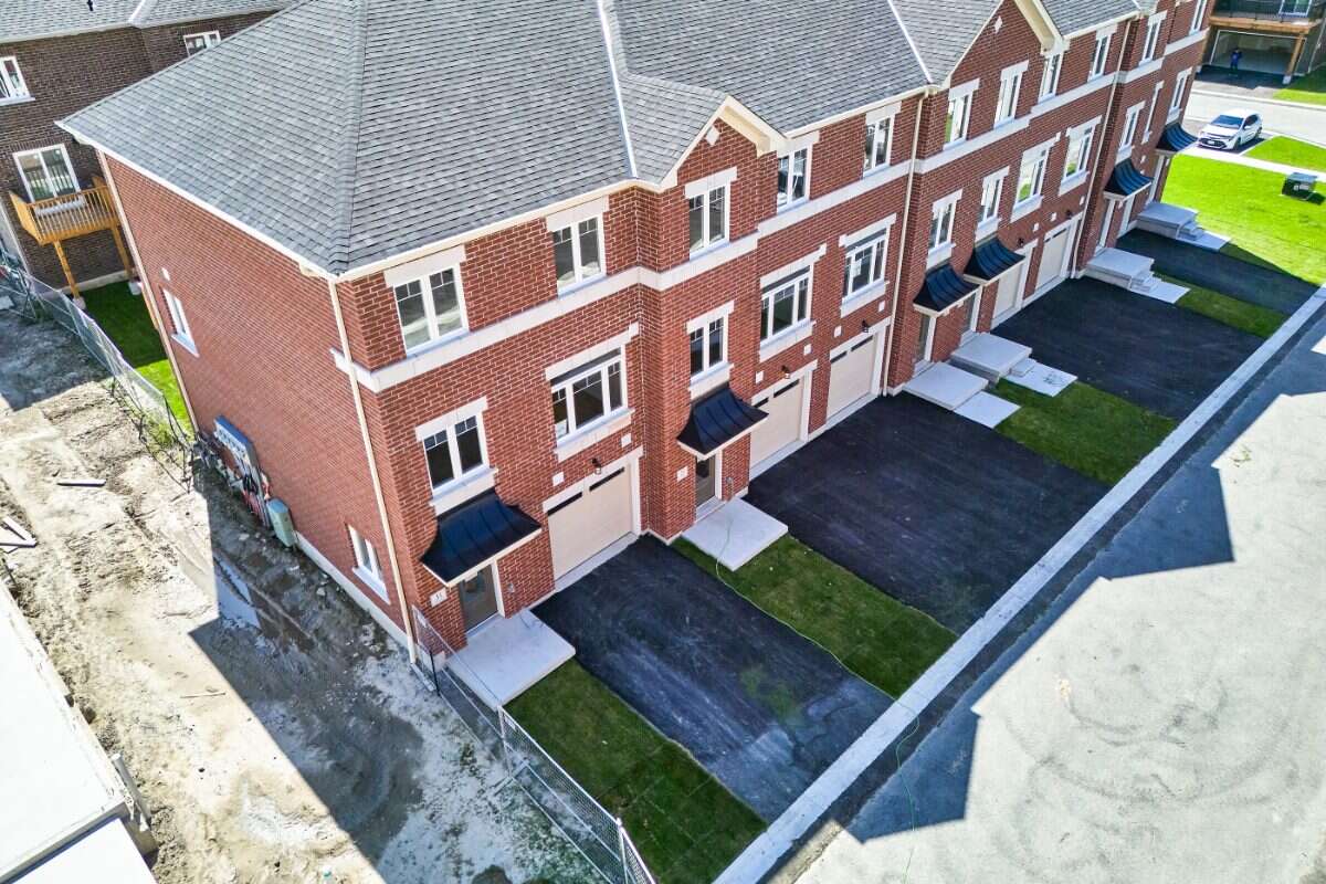 Move-In Ready 3-Bedroom End Unit in Newcastle