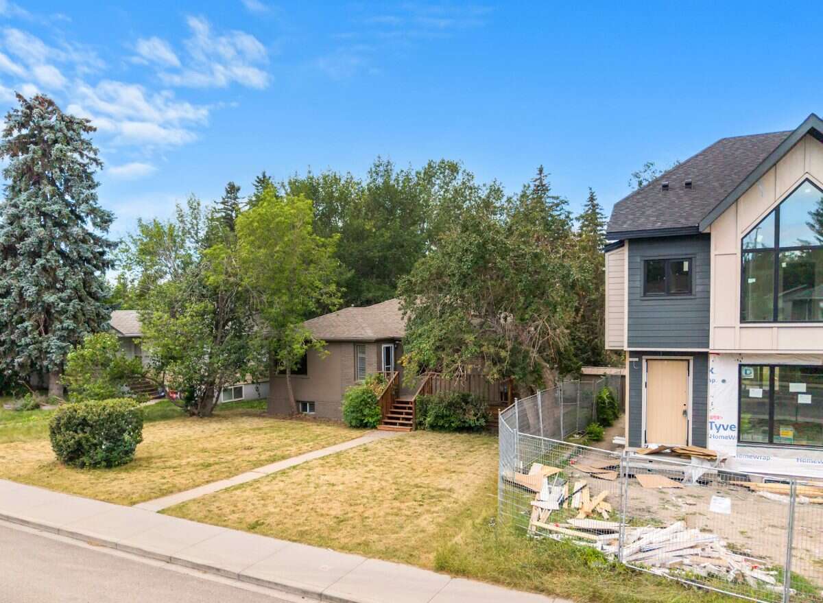 Inner city home & lot on Park suited for building!