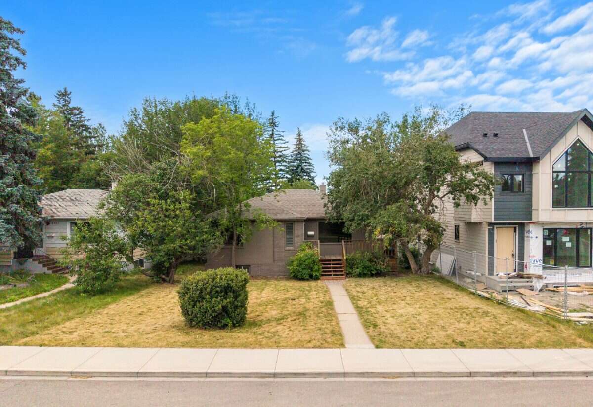 Inner city home & lot on Park suited for building!