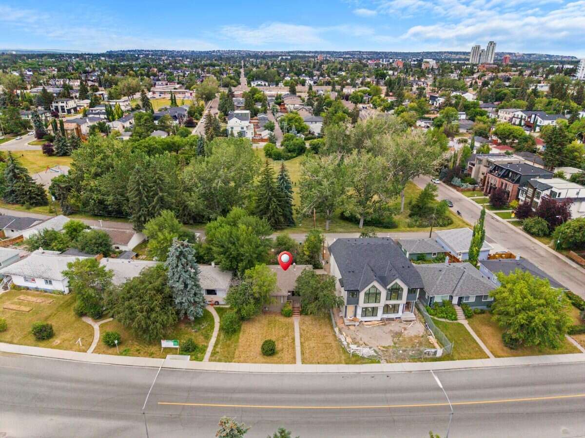 Inner city home & lot on Park suited for building!