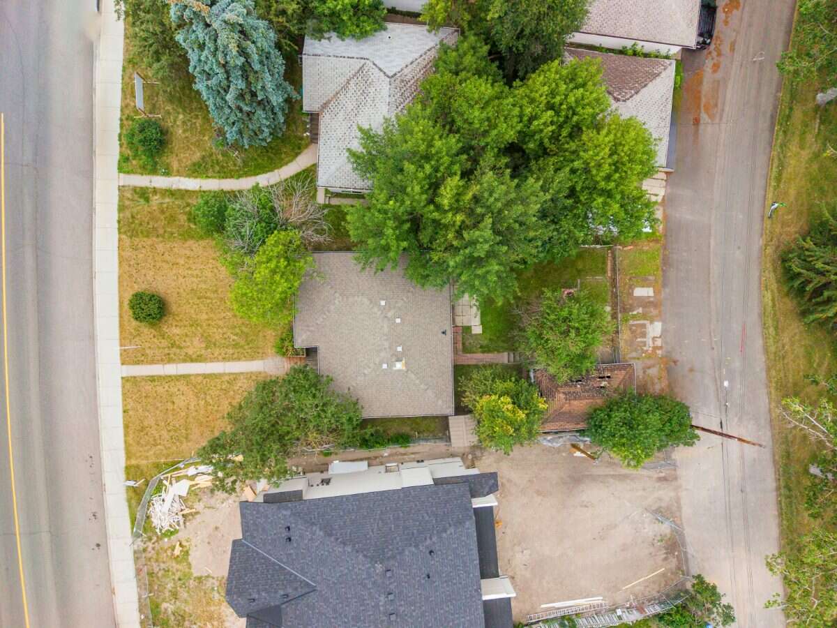 Inner city home & lot on Park suited for building!