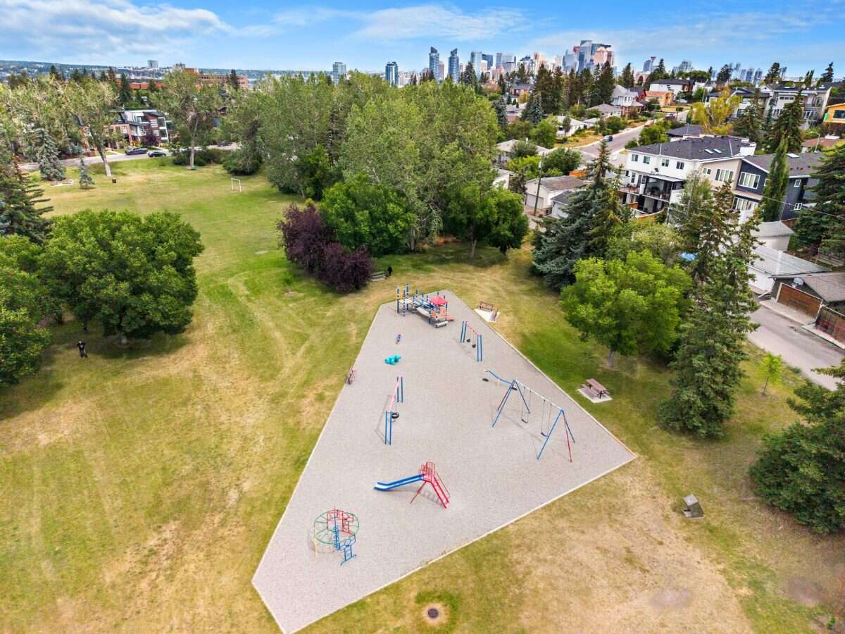 Inner city home & lot on Park suited for building!