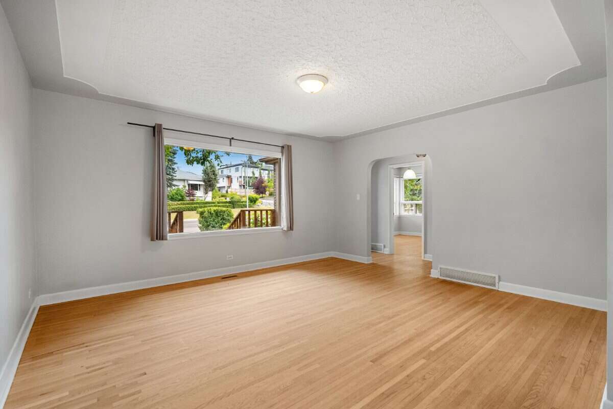 Inner city home & lot on Park suited for building!