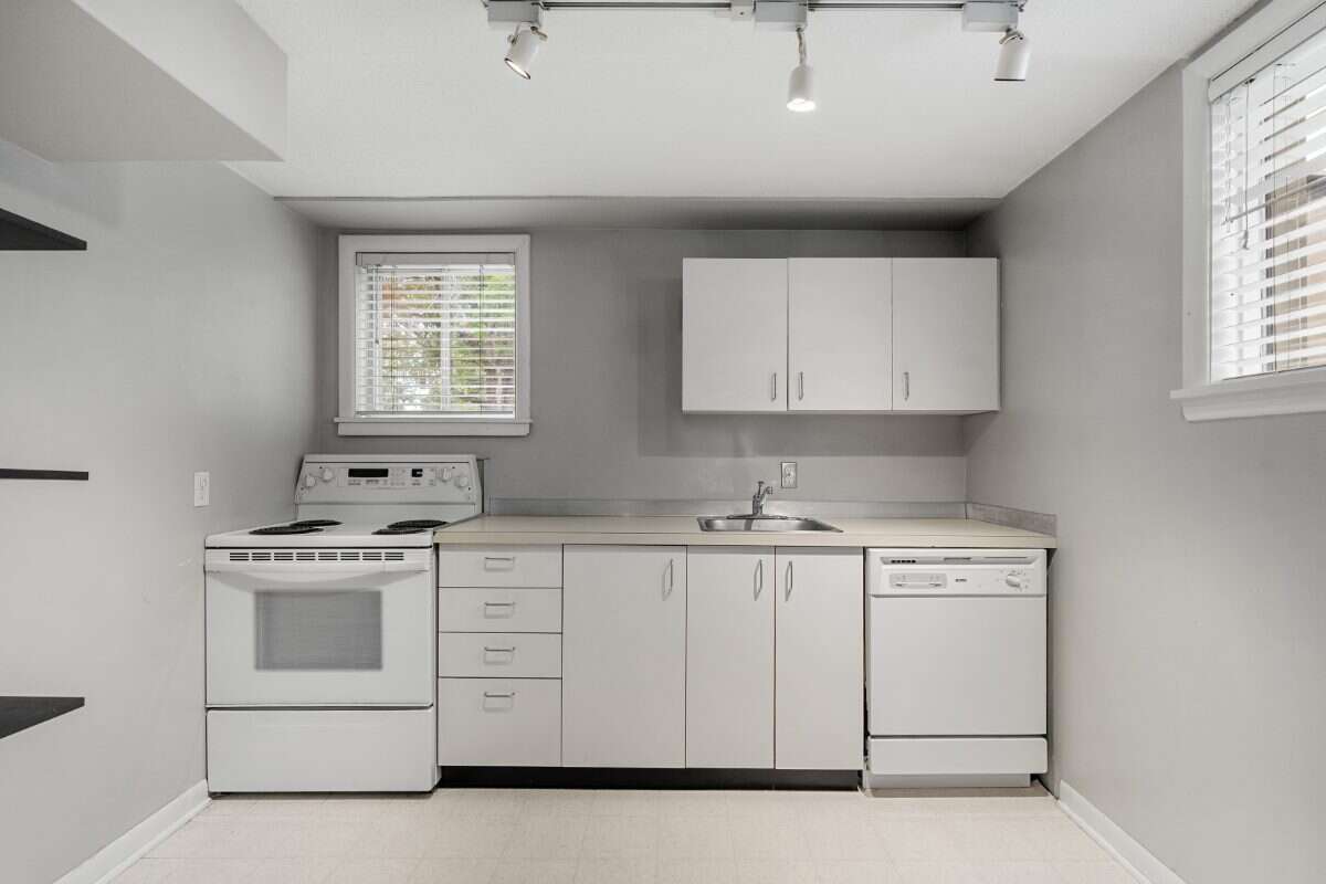 Inner city home & lot on Park suited for building!