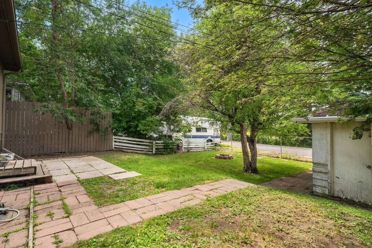 Inner city home & lot on Park suited for building!