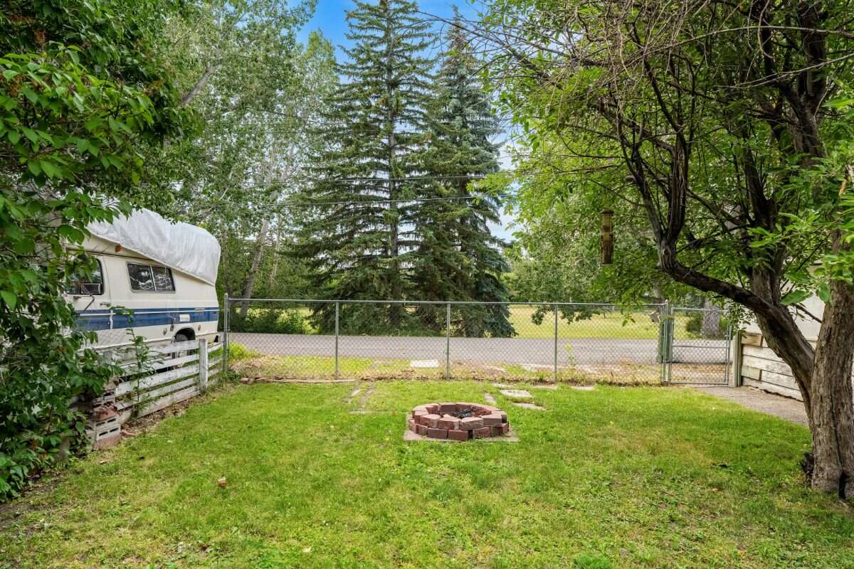 Inner city home & lot on Park suited for building!