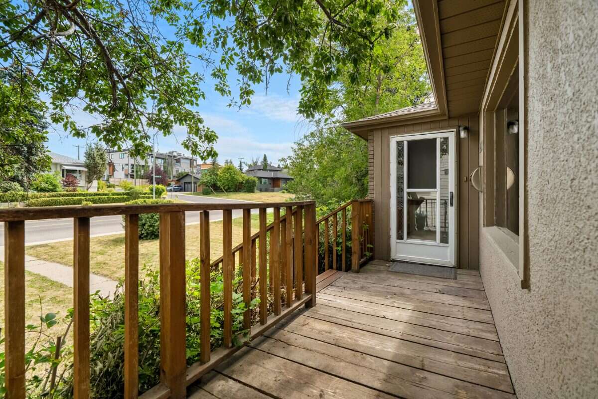 Inner city home & lot on Park suited for building!