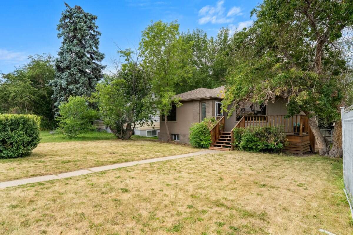Inner city home & lot on Park suited for building!