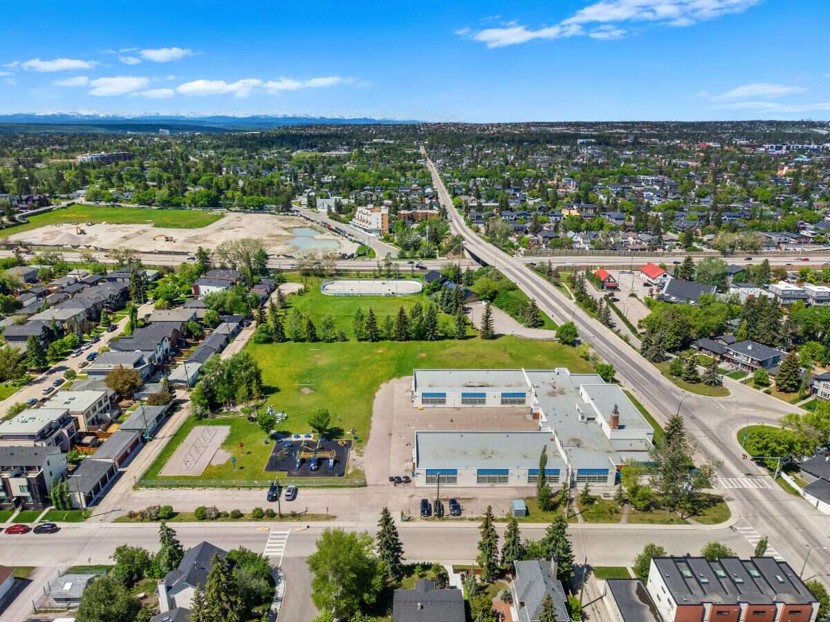 Inner city home & lot on Park suited for building!