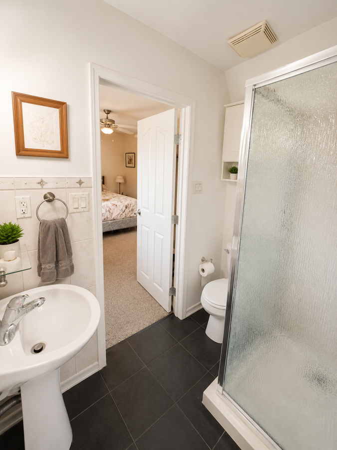 Ensuite bathroom of the main bedroom