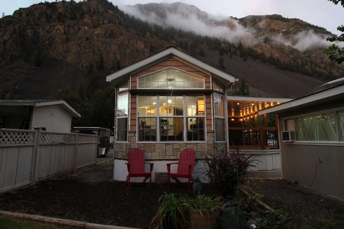Bright Open 1 Bed Park Model - Sunkatchers RV Park