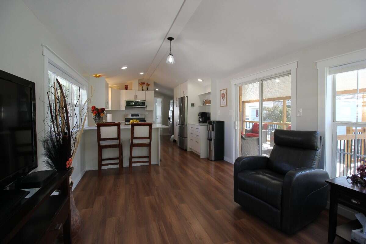 Bright Open 1 Bed Park Model - Sunkatchers RV Park