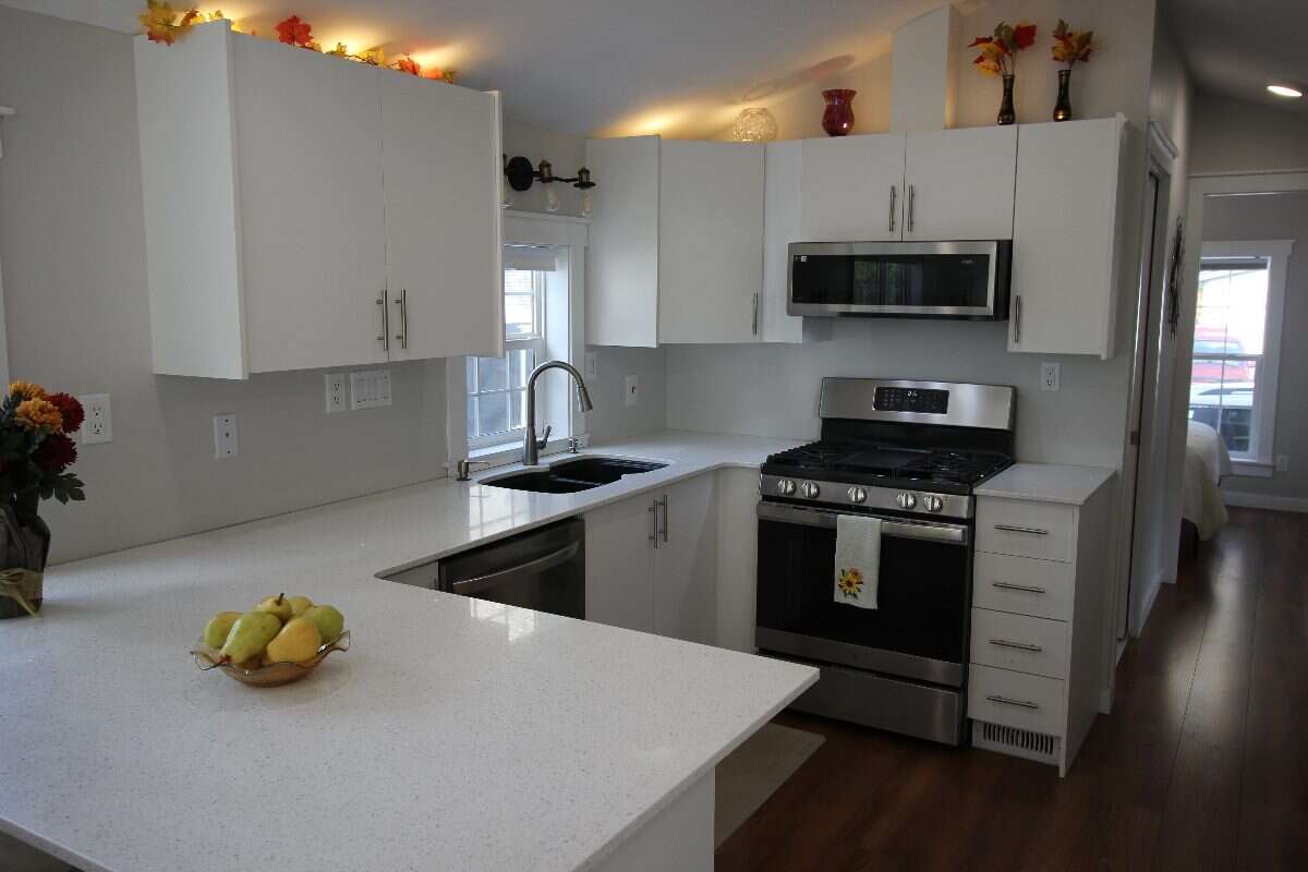 Bright Open 1 Bed Park Model - Sunkatchers RV Park