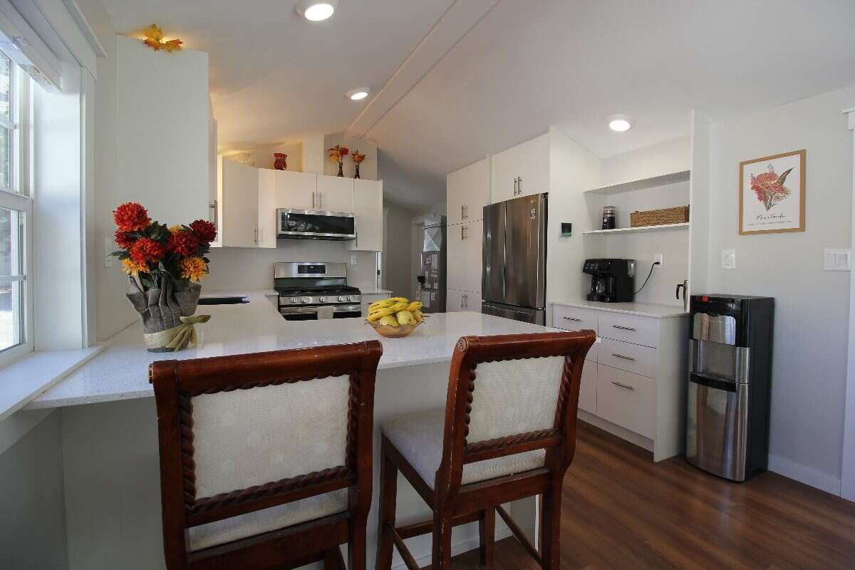 Bright Open 1 Bed Park Model - Sunkatchers RV Park