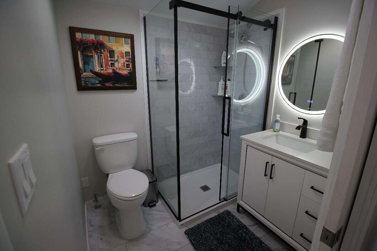 Bright Open 1 Bed Park Model - Sunkatchers RV Park
