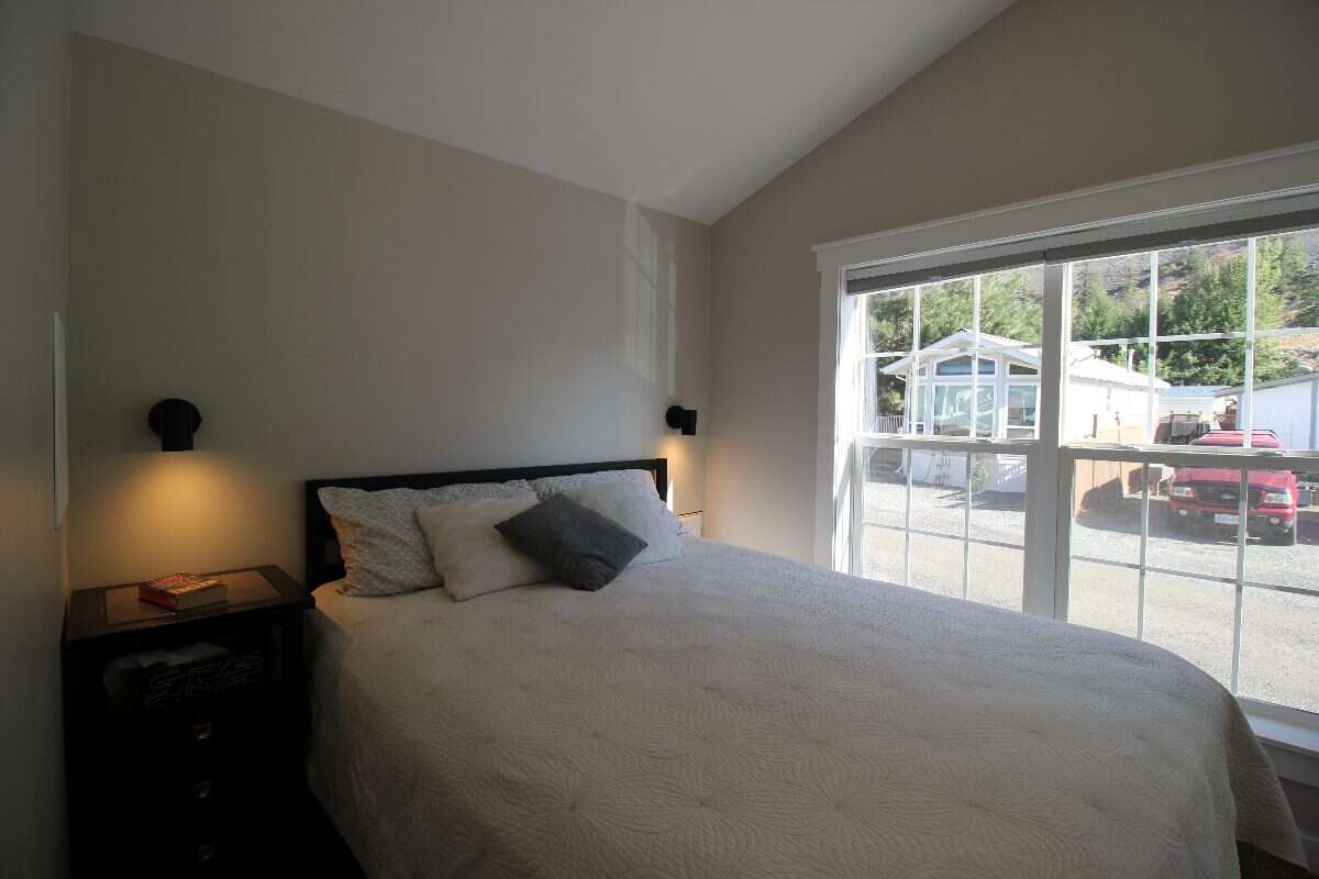 Bright Open 1 Bed Park Model - Sunkatchers RV Park