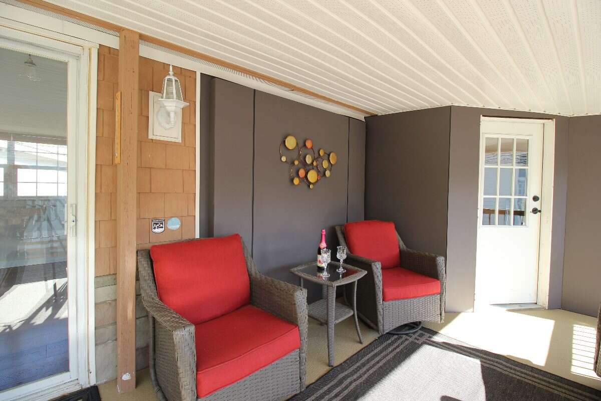 Bright Open 1 Bed Park Model - Sunkatchers RV Park