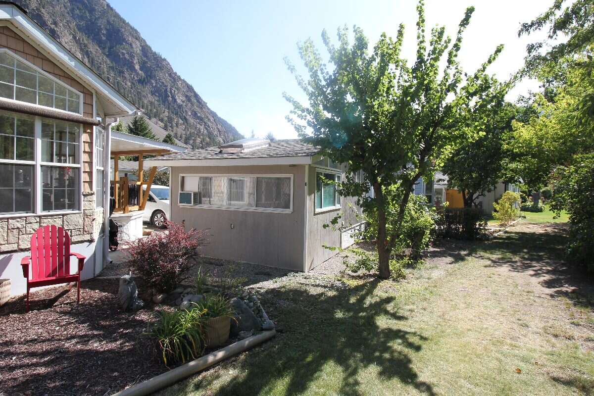 Bright Open 1 Bed Park Model - Sunkatchers RV Park