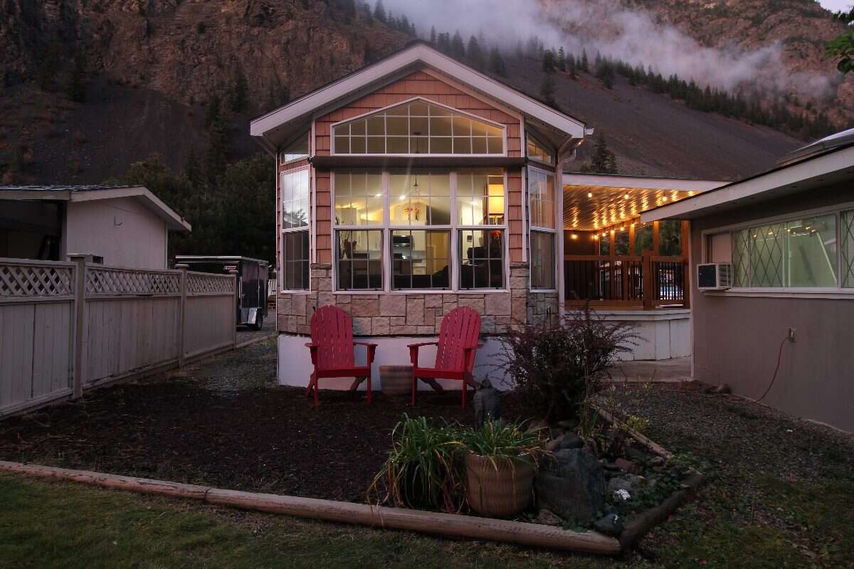 Bright Open 1 Bed Park Model - Sunkatchers RV Park