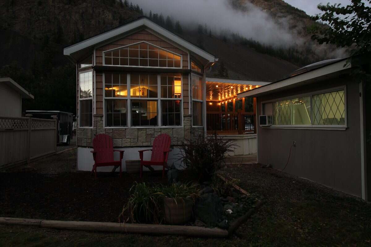 Bright Open 1 Bed Park Model - Sunkatchers RV Park