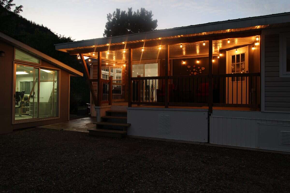 Bright Open 1 Bed Park Model - Sunkatchers RV Park