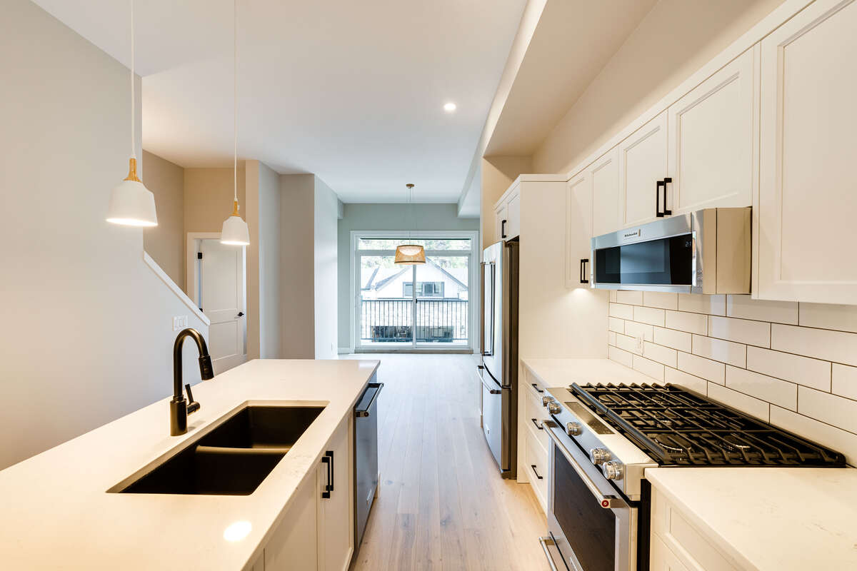 Townhouse / 6-Plex For Sale in Kelowna, British Columbia - 3 bdrm, 2.5 bath (15, 1550 Union Road)