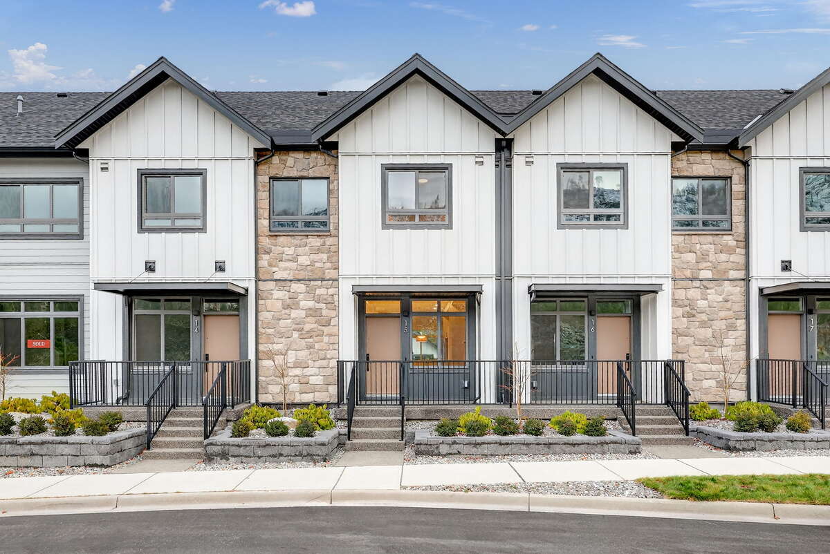 Townhouse / 6-Plex For Sale in Kelowna, British Columbia - 3 bdrm, 2.5 bath (15, 1550 Union Road)