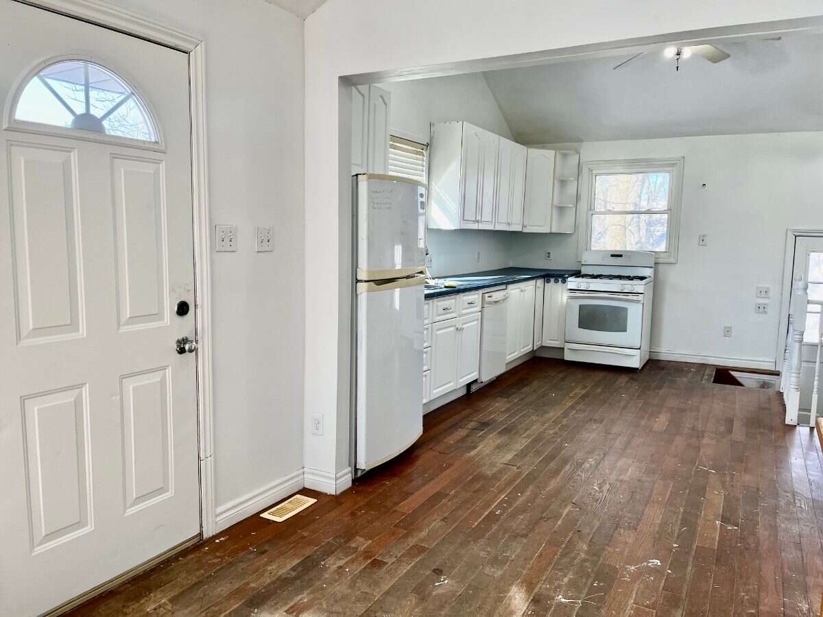 Country Setting With Convenient Access To Lindsay 